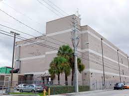 Los Angeles Lax 12 Data Centers Leaseweb - Воспользуйтесь услугами передачи данных высшего уровня в центре Лос-Анджелеса в LAX-12! Наш высокозащищенный центр может похвастаться прямым подключением к 16 основным поставщикам услуг и 5 точкам вхо