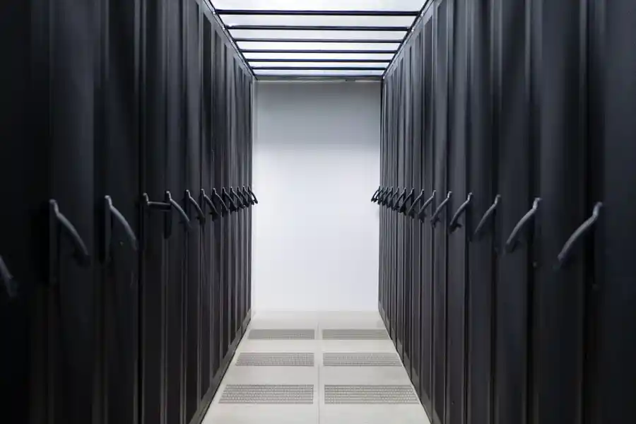 LIM 1 Data Centers Myloc A Wiit Company - Откройте для себя доступные решения myLoc для колокации, отвечающие потребностям вашей ИТ-инфраструктуры. От восьмых стоек до стоек высотой 46U — мы предлагаем настраиваемые варианты для стартапов и к