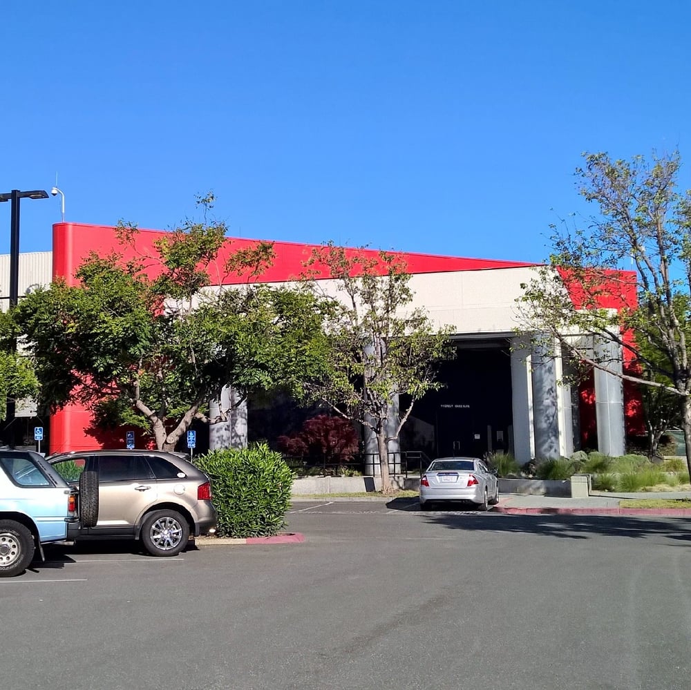 SV1 San Jose Data Centers Equinix - Расположенный в кампусе Equinix Great Oaks в Сан-Хосе, Калифорния, SV1 предлагает прямое подключение к основным поставщикам сетевых и облачных услуг, многие из которых через Equinix Cloud Exchange™, а