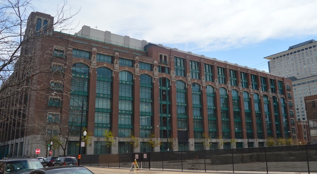 CH1 Chicago Data Centers Equinix - CH1 расположен в кампусе Cermak IBX, недалеко от одного из десяти крупнейших мировых финансовых центров и штаб-квартир многих транснациональных корпораций, а также членов финансовой экосистемы Equinix