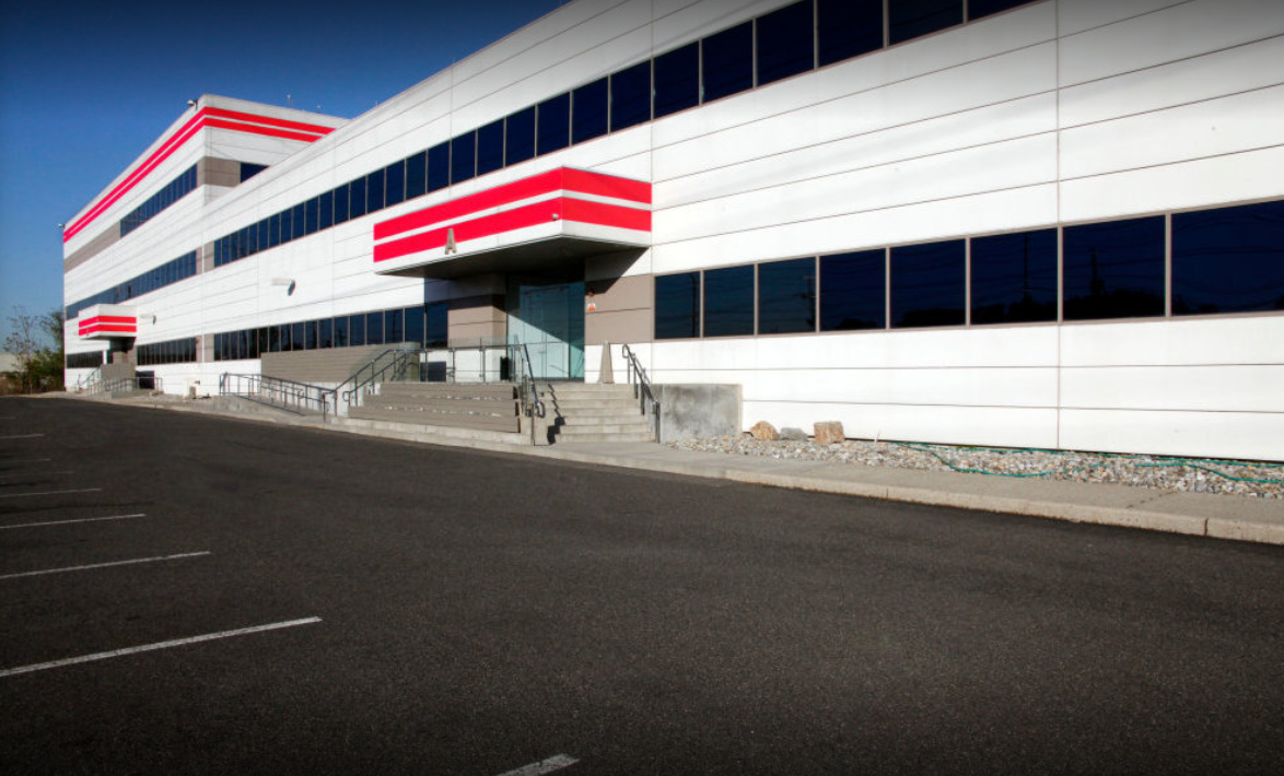 NY7 North Bergen Data Centers Equinix - Расположенный в Северном Бергене, штат Нью-Джерси, NY7 предлагает доступ к обширному и растущему сообществу электронной торговли, международной торговле и медиа-экосистемам. Он предлагает доступ с низ