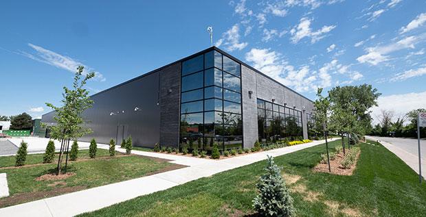 MT1 Montreal IBX Data Centers Equinix - Узнайте о дата-центре Equinix MT1, независимом от операторов связи, расположенном по адресу 6205 Vanden Abeele Street в Монреале, Канада. Ознакомьтесь с нашими вариантами подключения, услугами и многи