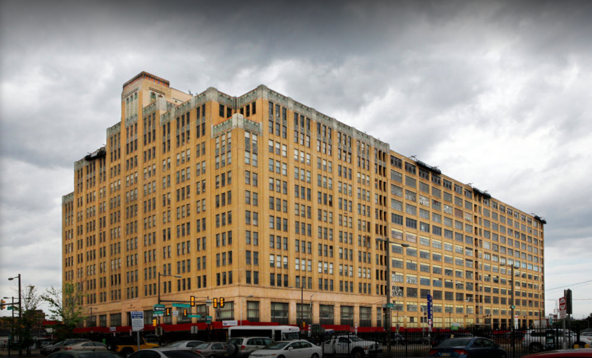 PH1 Philadelphia Data Centers Equinix - Расположенный в центре Филадельфии, PH1 отличается исключительной плотностью операторов связи в самом взаимосвязанном здании Филадельфии. Будучи домом для нескольких кабельных систем с прямыми маршрут