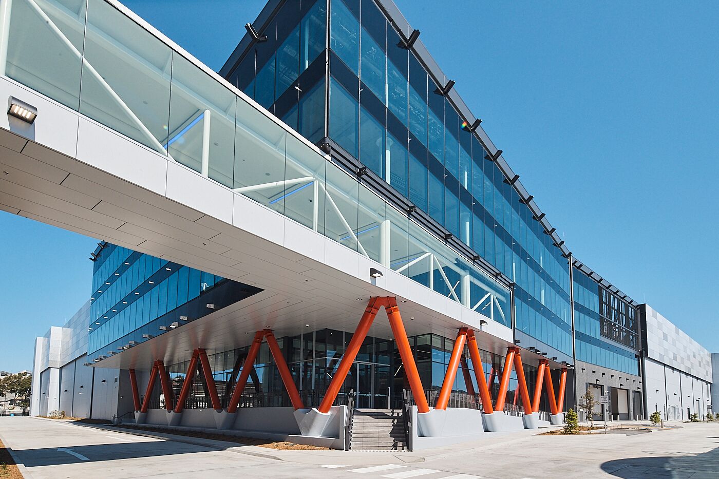 SY5 Sydney Data Centers Equinix - Equinix помогает компаниям ускорить эффективность бизнеса, подключая их к своим клиентам и партнерам в самых сетевых центрах обработки данных в мире. Наши центры обработки данных Sydney International