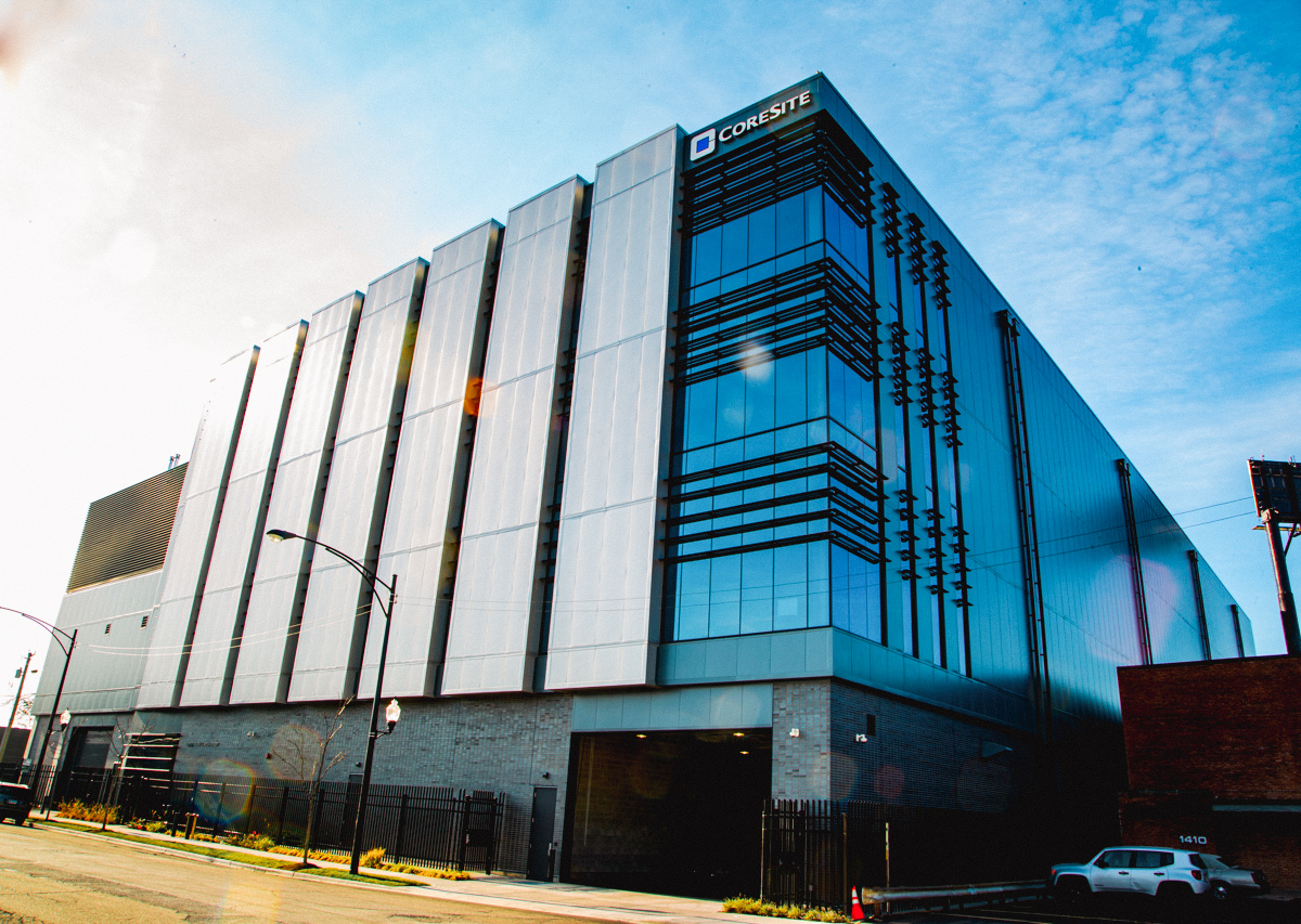 CH2 Chicago Data Centers Equinix - CH2 расположен в кампусе Cermak IBX, недалеко от одного из десяти крупнейших мировых финансовых центров и штаб-квартир многих транснациональных корпораций, а также членов финансовой экосистемы Equinix