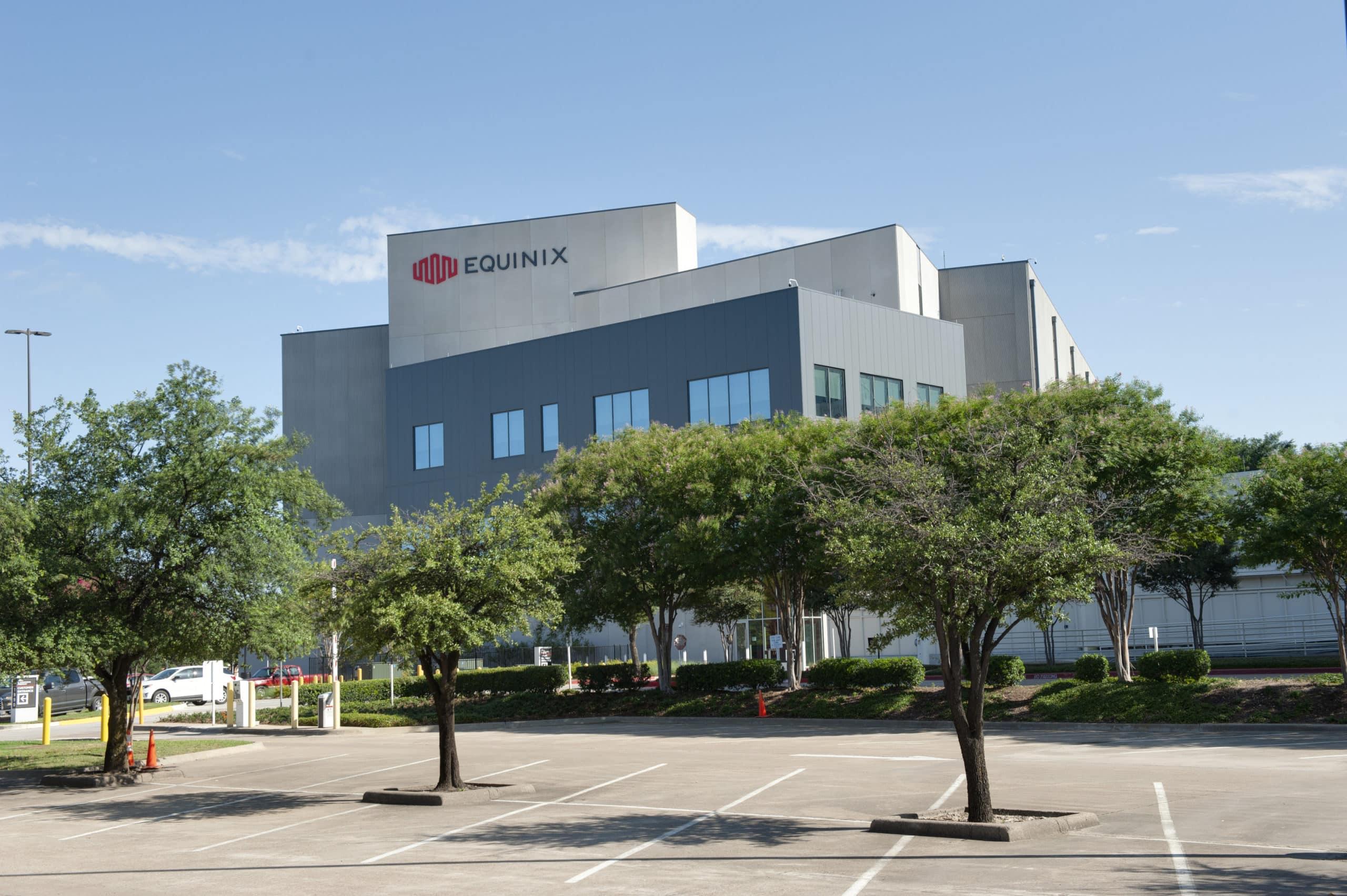 DA11 Dallas IBX Data Centers Equinix - DA11, наш новейший современный центр обработки данных IBX, теперь открыт для бизнеса. Новый главный объект обеспечивает подключение к обширным экосистемам для удовлетворения спроса на услуги сетевого