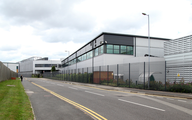 LD9 London Data Centers Equinix - Расположенная в кампусе Park Royal в Западном Лондоне, в 35 минутах езды от лондонского аэропорта Хитроу, LD9 является одной из наиболее плотно связанных в Европе бирж Equinix International Business E