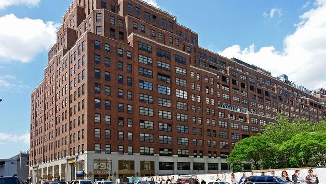 NY9 New York Data Centers Equinix - Расположенный на Манхэттене, NY9 предлагает доступ с низкой задержкой к обмену рекламой Equinix Ad-IX™ и Equinix Cloud Exchange™. Это идеальное место для критически важных развертываний благодаря возм