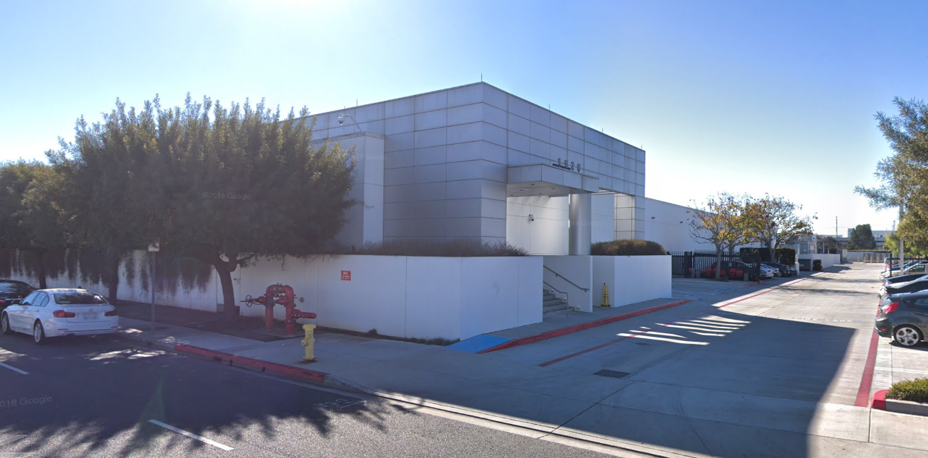 LA3 El Segundo Data Centers Equinix - Расположенный в Эль-Сегундо, LA3 обеспечивает доступ к процветающей контентной, цифровой и медиа-экосистеме. LA3 обеспечивает межкампусное соединение с LA4 и подключение к подводному кабелю FASTER в Я