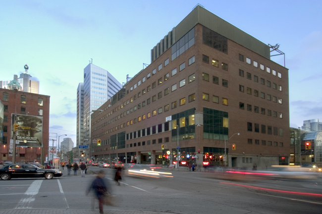 TR1 Toronto IBX Data Centers Equinix - TR1, расположенный в отеле-перевозчике в центре Торонто, является домом для крупнейшей финансовой экосистемы в Канаде. TR1 предлагает перекрестное соединение кампуса с TR2, прямой доступ к Интернет-би