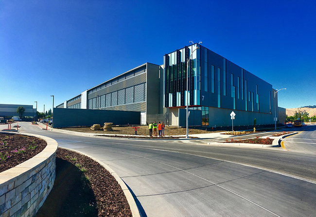 SV10 San Jose Data Centers Equinix - SV10 — это новейший современный центр Equinix International Business Exchange™ (IBX) в Кремниевой долине. Этот новый объект добавляет более 37 000 квадратных футов (3 400 квадратных метров) колокейшн-