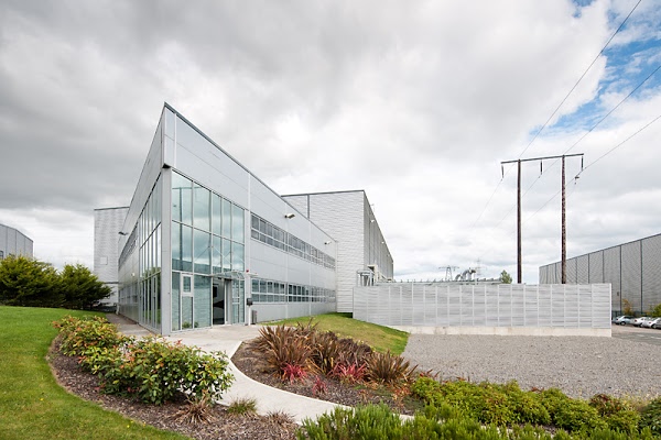 DB3 Ballycoolin Data Centers Equinix - DB3 — одно из многих предприятий Equinix International Business Exchange™ (IBX) с широкими связями в Ирландии, предлагающее полный спектр премиальных услуг по колокейшену, взаимоподключению и поддержк