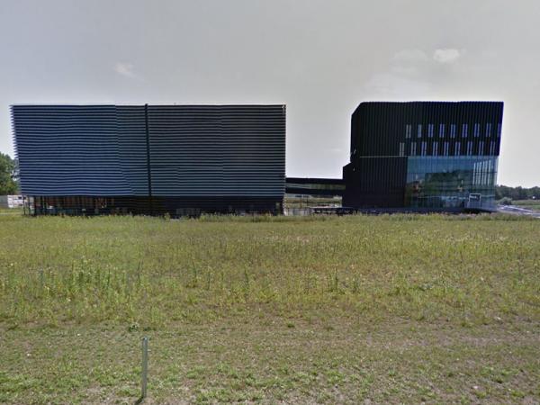 AM3 Amsterdam IBX Data Centers Equinix - Международная деловая биржа Equinix (IBX) AM3 размещает Equinix Cloud Exchange и AMS-IX, NL-IX. Он соединяется с Vancis и NIKHEF, обеспечивая доступ к сотням сетей. AM3 также соединен с кампусом Юго-В