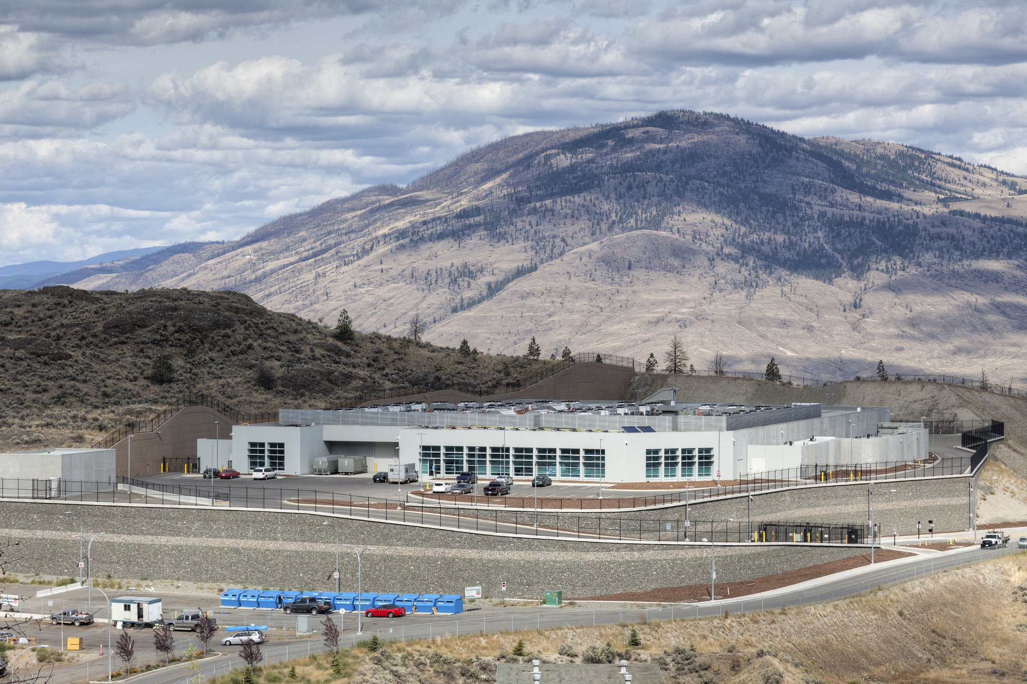 KA1 Kamloops IBX Data Centers Equinix - Центр обработки данных KA1, независимый от операторов связи, расположен в нескольких минутах от центра города и между крупными центрами обработки данных Ванкувером и Сиэтлом. Такое выгодное расположен