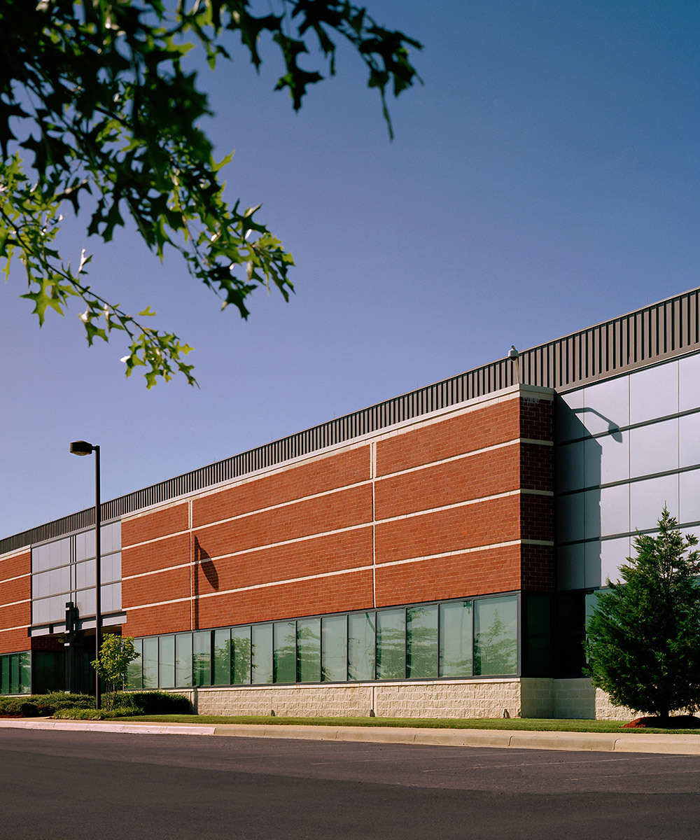 DC3 Ashburn Data Centers Equinix - DC3, расположенный в нашем кампусе Эшберн в Вирджинии, предлагает клиентам доступ к одному из трех крупнейших пиринговых рынков обмена и крупнейшей пиринговой бирже на восточном побережье США. Он имее