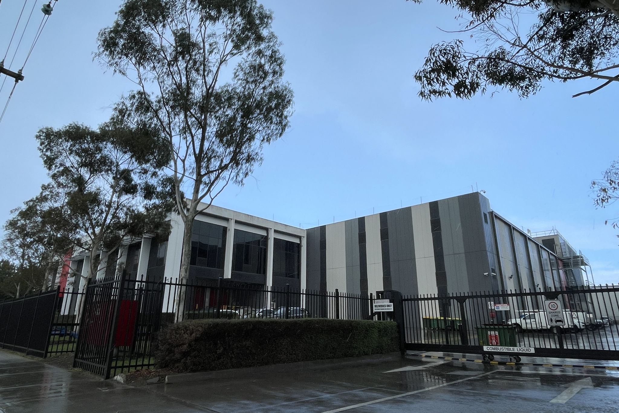 ME5 Melbourne Data Centers Equinix - ME5 удовлетворяет высокий региональный спрос на услуги центров обработки данных премиум-класса, который возникает на фоне роста потребления данных и облачных услуг на австралийском и глобальном ИТ-рын