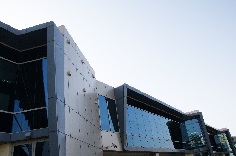 DX1 Dubai Data Centers Equinix - DX1 стратегически расположен в Дубае, на пересечении самого динамичного рынка в мире. DX1 предлагает полный спектр услуг колокейшн, межсетевого взаимодействия и поддержки премиум-класса для защиты циф