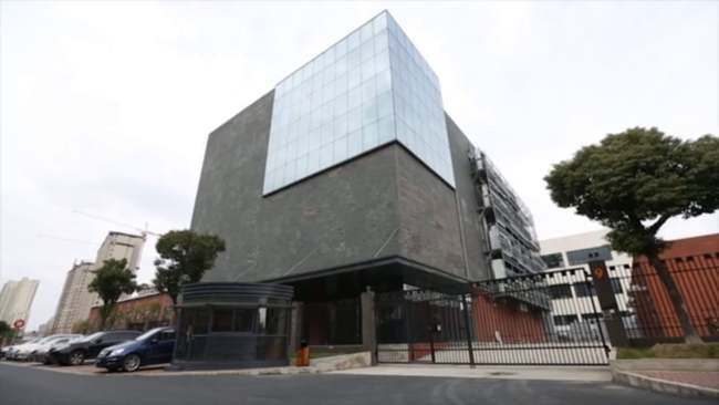 SH5 Yangpu District Data Centers Equinix - Партнерский дата-центр Shanghai SH5 расположен в 4-этажном специализированном здании, расположенном в районе Янпу. Это примерно в 20 минутах к северу от финансово-торговой зоны Луцзяцзуй и в 40 минута