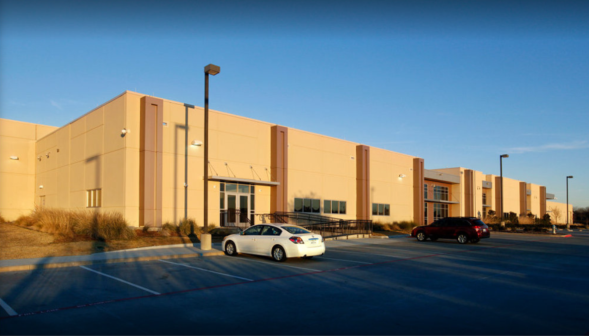 DA7 Plano Data Centers Equinix - Расположенный в Плано, штат Техас, DA7 расположен в одноэтажном здании с бетонными стенами, защищенными от ветра со скоростью 221 миль в час. Он создан для того, чтобы справиться со взрывным ростом об