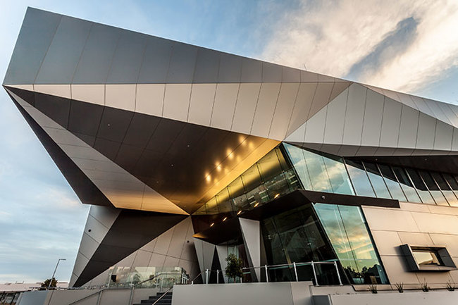 ME2 Melbourne Data Centers Equinix - Equinix помогает компаниям ускорить эффективность бизнеса, подключая их к своим клиентам и партнерам в самых сетевых центрах обработки данных в мире. Наши центры обработки данных Melbourne Internation