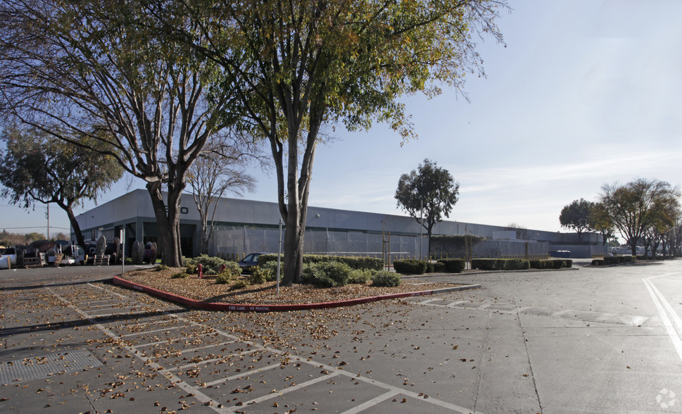 SV4 Sunnyvale Data Centers Equinix - Расположенный в Саннивейле, штат Калифорния, SV4 предлагает прямое подключение к основным поставщикам сетевых и облачных услуг, многие из которых через Equinix Cloud Exchange™, а также Metro Connect к