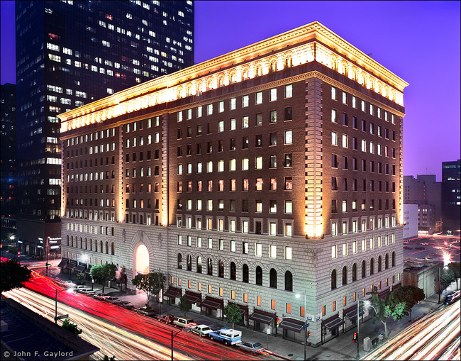 LA2 Los Angeles Data Centers Equinix - Расположенная в центре Лос-Анджелеса компания LA2 предлагает клиентам сетевые стратегии для компаний, занимающихся интернет-контентом и развлечениями, стремящихся быстро достичь своих конечных пользов