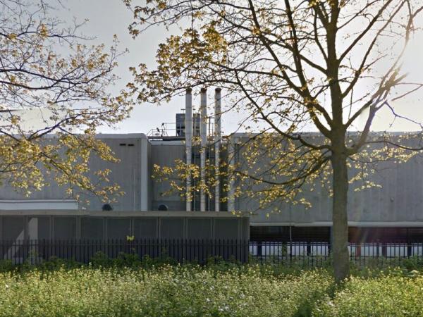 AM1 Amsterdam IBX Data Centers Equinix - Амстердамские центры обработки данных AM1 и AM2 и точка обмена Интернетом, расположенные в Лаардерхугтвеге, с жизненно важными возможностями пиринга, подходящим для критически важных услуг межсоединен