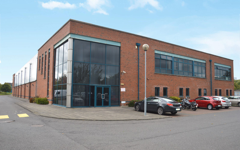 DB2 Clondalkin Data Centers Equinix - DB2 — это тесно связанная международная бизнес-биржа Equinix (IBX), которая предоставляет клиентам Equinix ряд премиальных услуг по колокейшену, межсетевому взаимодействию и поддержке. Расположенный в