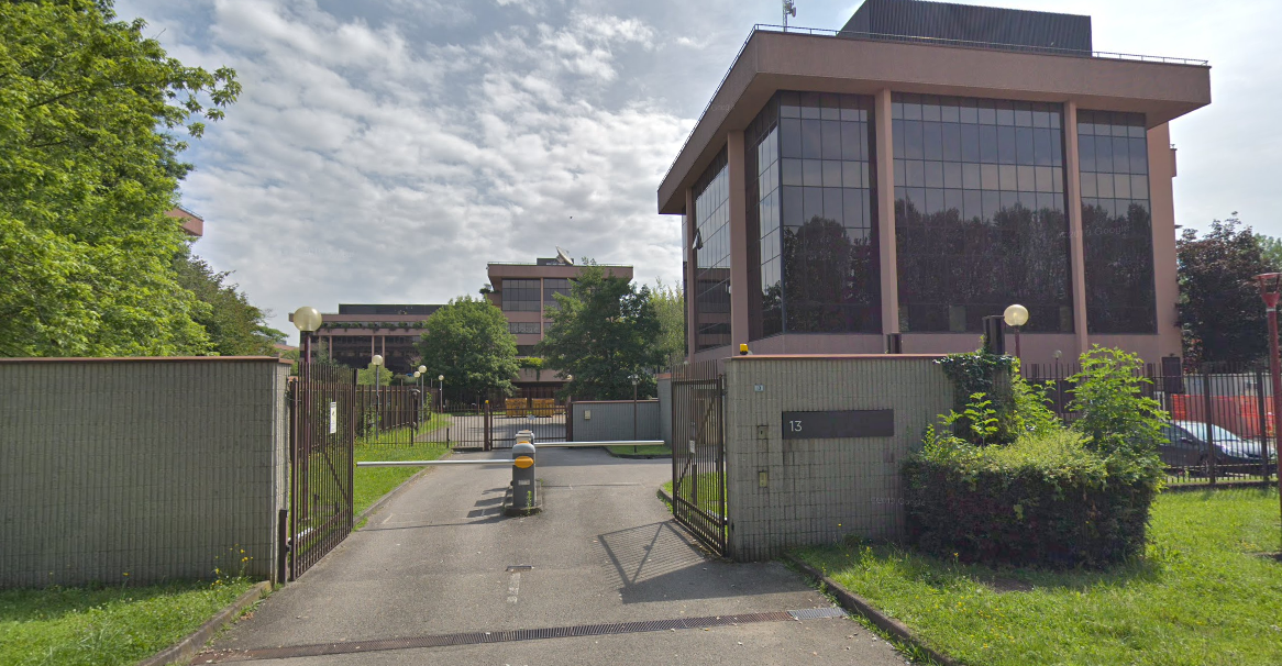 ML3 Basiglio Data Centers Equinix - ML3 — это международная бизнес-биржа премиум-класса Equinix (IBX), расположенная на юге Милана в Миланском Базильо, в 45 минутах от аэропорта Лианте и в 25 минутах от центра города. Он предоставляет б