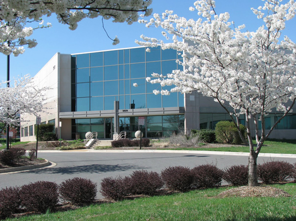 DC4 Ashburn Data Centers Equinix - DC4, расположенный в нашем кампусе в Эшберне в Вирджинии, предлагает клиентам доступ к одному из трех крупнейших пиринговых рынков обмена и крупнейшей пиринговой бирже на восточном побережье США. Он и