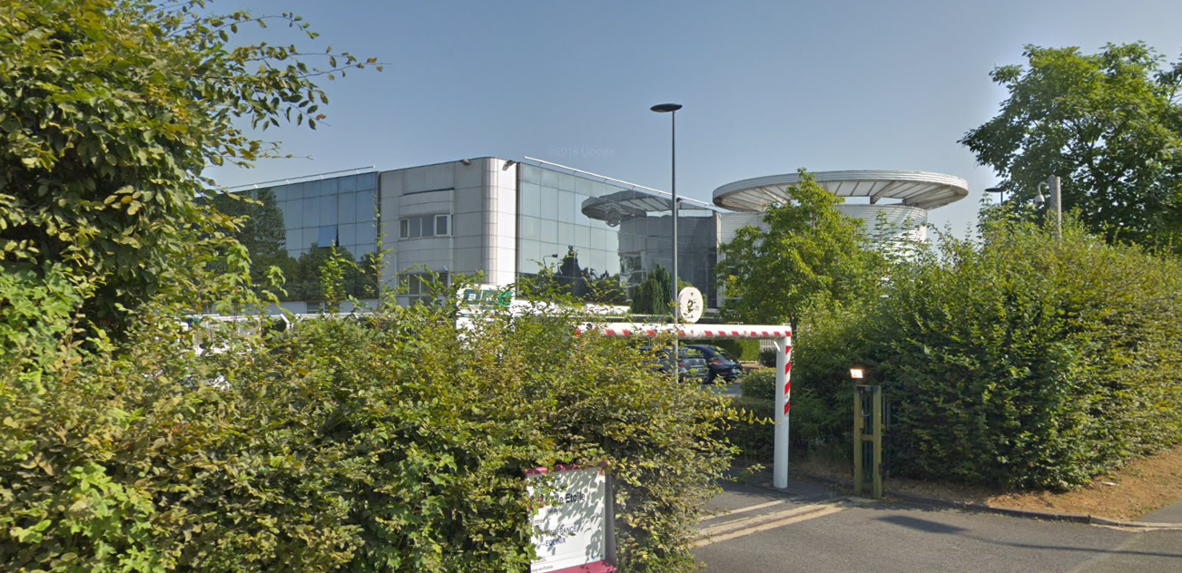 PA1 Roissy Data Centers Equinix - PA1 IBX — это специально построенный специализированный центр обработки данных с помещениями для встреч и офисами. Он расположен в отличном месте вдоль автомагистрали А1, менее чем в 20 милях от центр