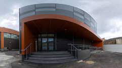 PA10 Paris IBX Data Centers Equinix - PA10, расположенный в кампусе Сен-Дени, предоставляет глобальным и местным деловым партнерам возможность подключиться к мировой цифровой экономике. PA10, работающий на 100% возобновляемой энергии, реа