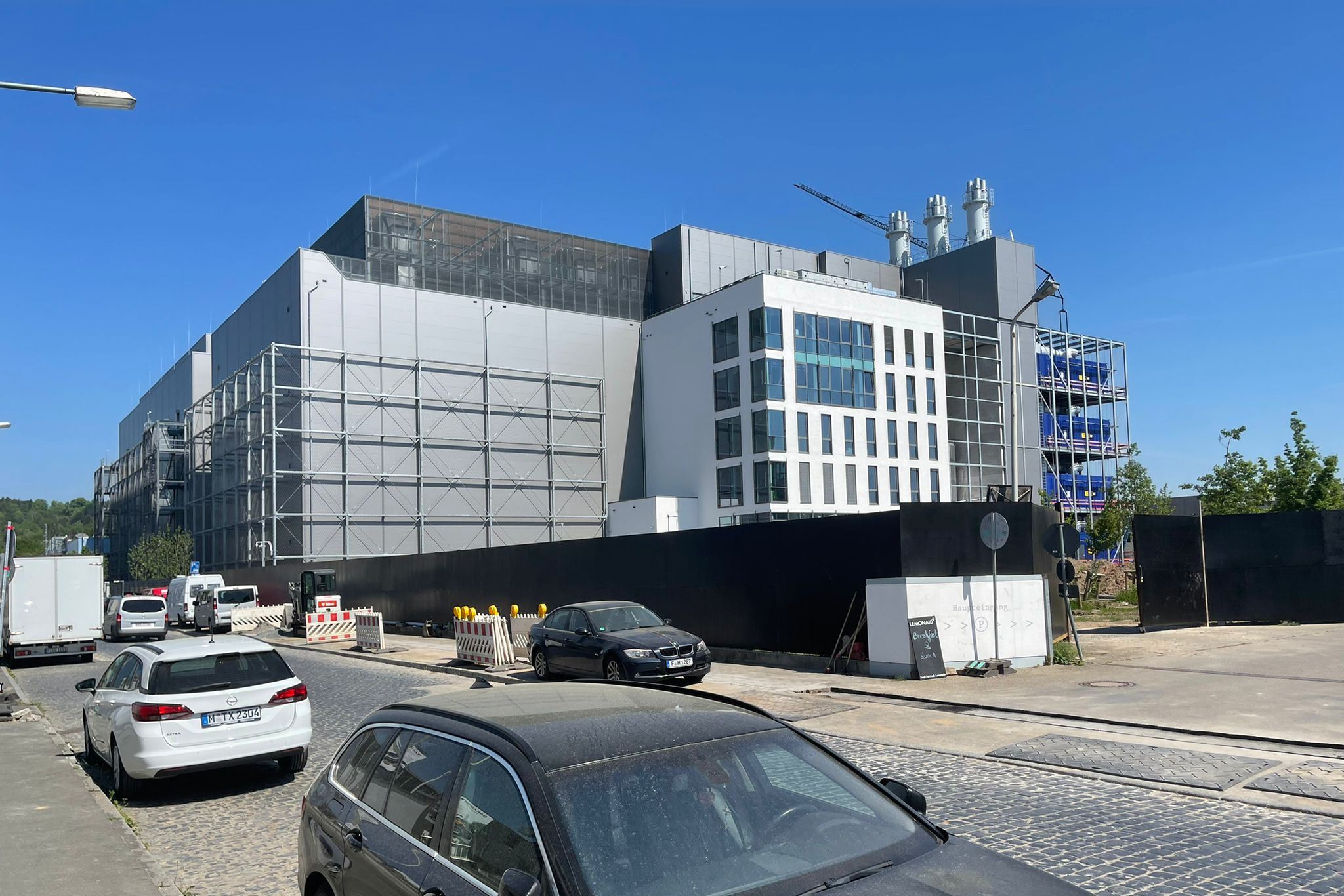 FR11x Frankfurt xScale Data Centers Equinix - Колокейшн-центры Equinix Frankfurt позволяют клиентам стать частью богатой отраслевой экосистемы и обеспечивают высокую концентрацию телекоммуникационных, финансовых и производственных компаний. Наши