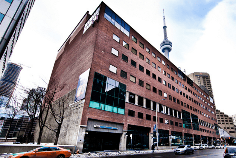 TR5 Toronto IBX Data Centers Equinix - Наши центры обработки данных в Торонто являются бизнес-центрами для почти 230 компаний, а клиенты могут выбирать из широкого спектра сетевых услуг от более чем 60 поставщиков сетевых услуг. Клиенты Eq