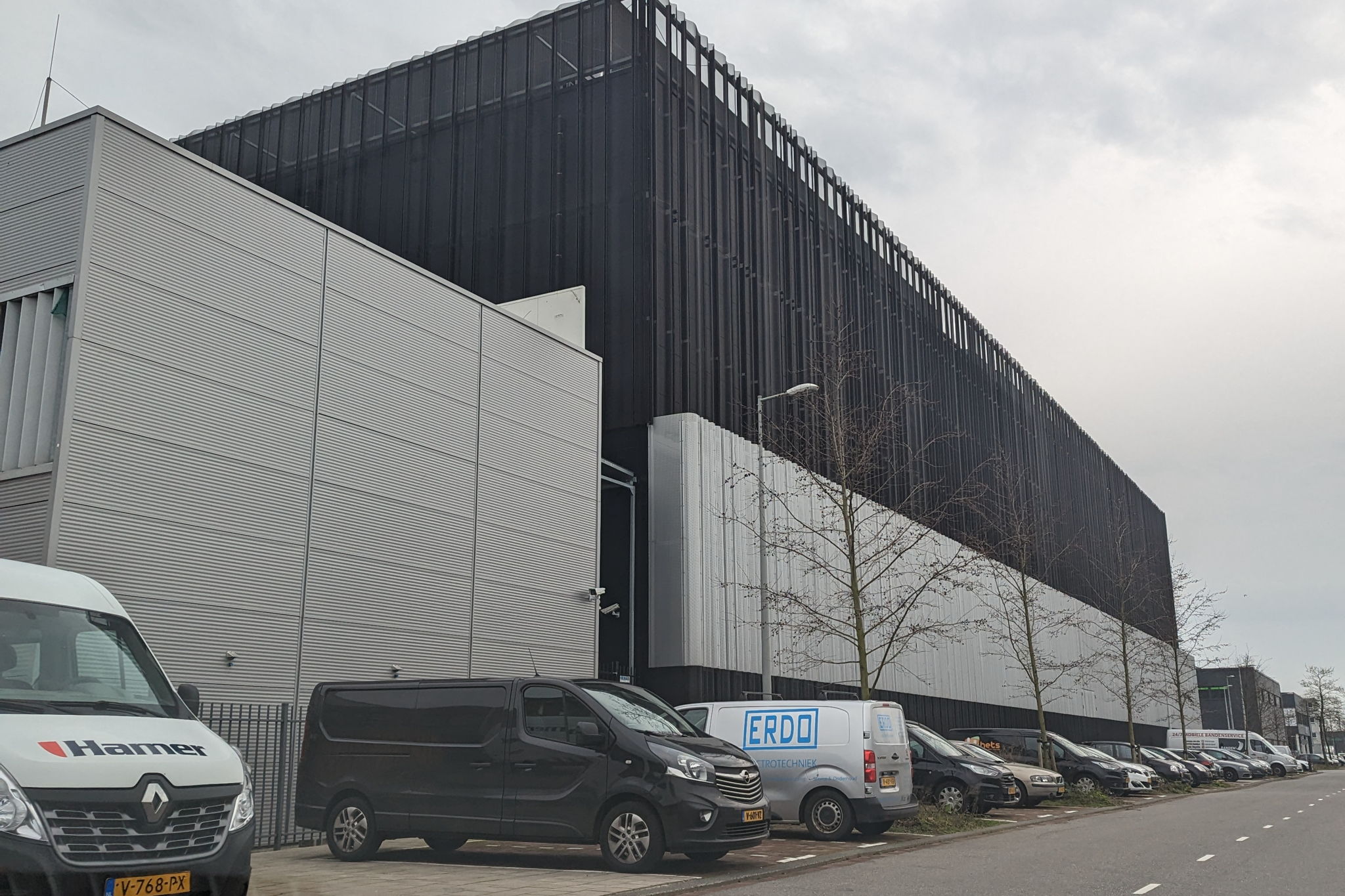 AM11 Amsterdam Data Centers Equinix - Equinix — мировая компания, занимающаяся цифровой инфраструктурой. Цифровые лидеры используют нашу надежную платформу для объединения и соединения базовой инфраструктуры, обеспечивающей их успех. Equi