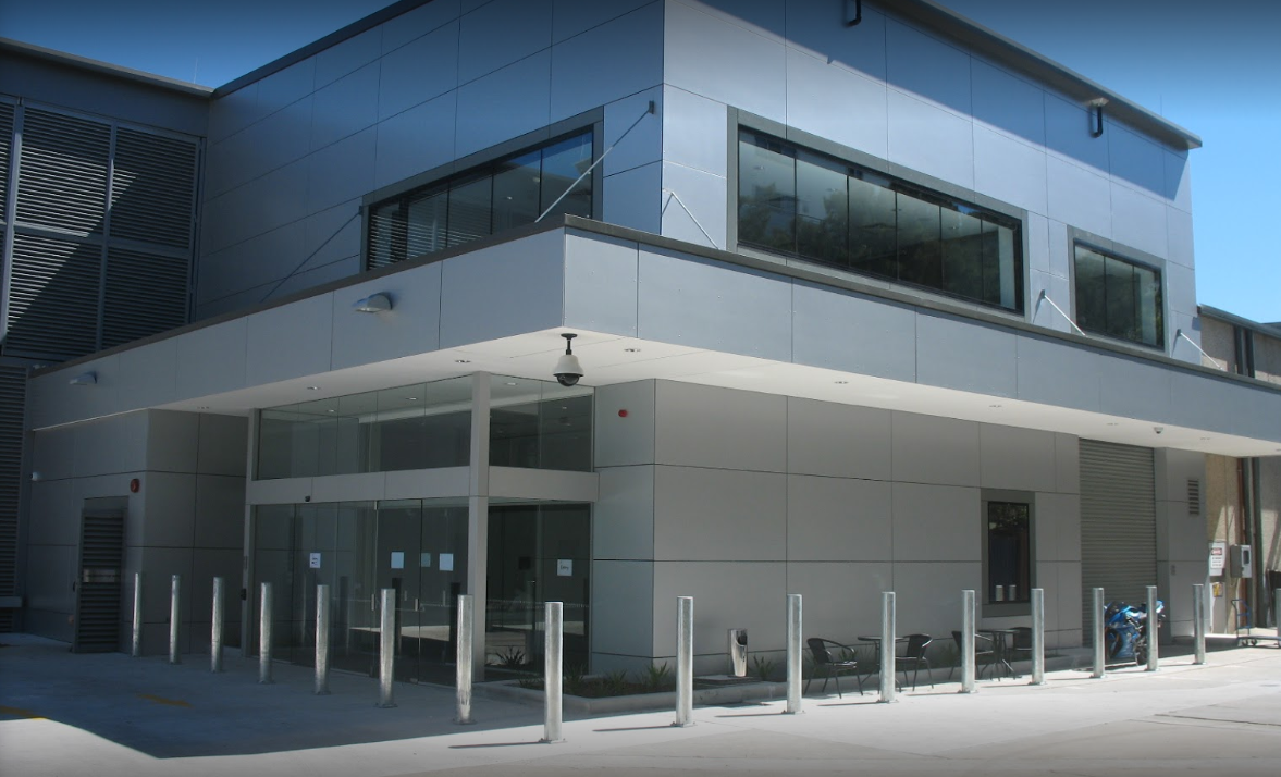 SY2 Mascot Data Centers Equinix - Equinix International Business Exchange™ (IBX) SY2 — один из многих современных центров обработки данных в кампусе Equinix Sydney, самом взаимосвязанном кампусе центров обработки данных в Австралии. В