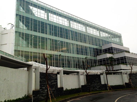 JK1 Jakarta Data Centers Equinix - Центр обработки данных JK1, расположенный в Cibitung, предлагает услуги колокейшн и межсетевого взаимодействия для защиты цифровых экосистем, построенных сетями, предприятиями, облаками, ИТ-компаниями