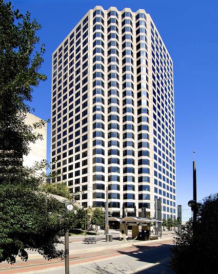 DA4 Dallas Data Centers Equinix - DA4, расположенный в Univision Tower, является центром комплексной связи, транспорта и обмена полосой пропускания на юго-западе США. Здание служит главным центром юго-запада для провайдеров связи из С