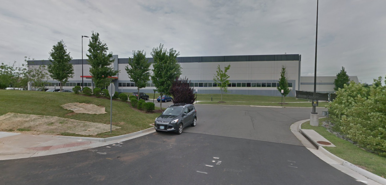 DC10 Ashburn Data Centers Equinix - Расположенный в нашем кампусе Эшберн в Вирджинии, DC10 позволяет клиентам расти и расширять занимаемую площадь, поскольку он состоит из частных клеток и бизнес-люксов. Это позволяет клиентам подключат