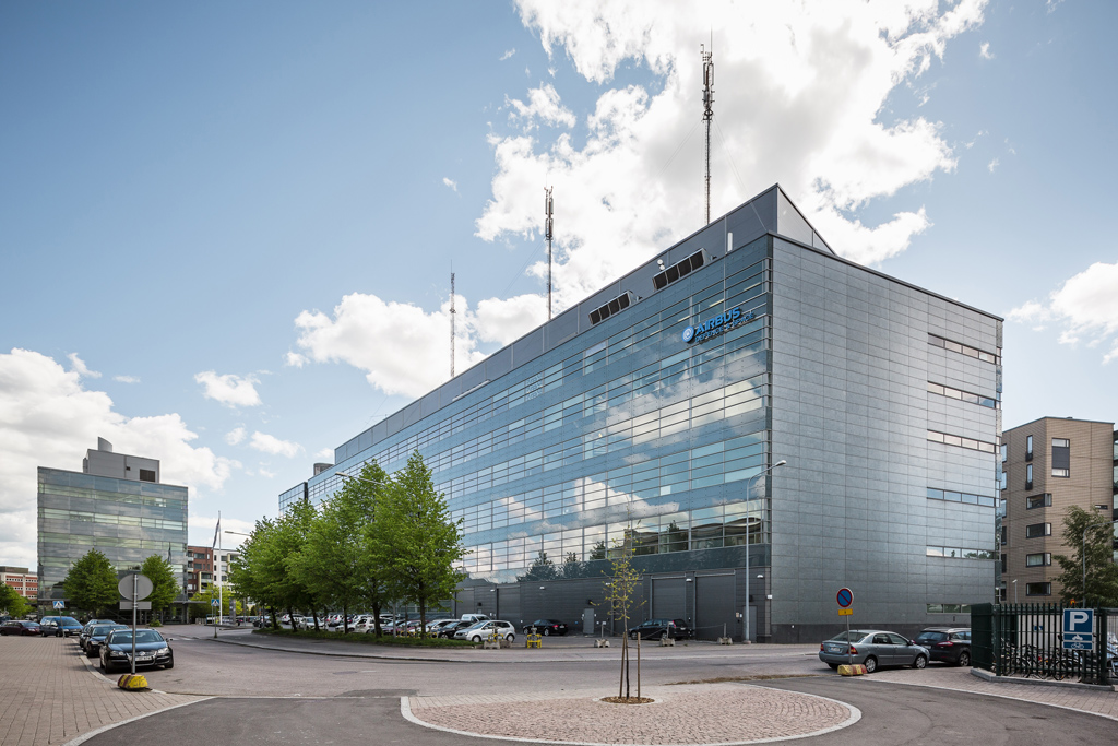 HE1 Helsinki Data Centers Equinix - HE1 — это международная бизнес-биржа Equinix™ (IBX), предлагающая услуги колокейшн и поддержки премиум-класса, расположенная в 25 минутах от аэропорта Хельсинки и в 20 минутах от центра города. HE1 пр