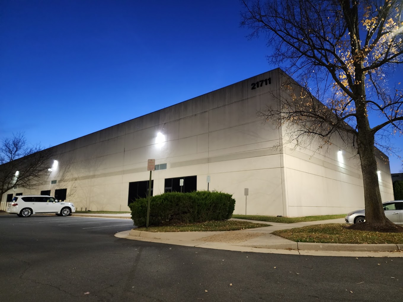 DC1 Ashburn Data Centers Equinix - Расположенный в нашем кампусе Эшберн в Вирджинии, DC1 предлагает клиентам доступ к одному из трех крупнейших пиринговых рынков обмена и крупнейшей пиринговой бирже на восточном побережье США. Он имеет