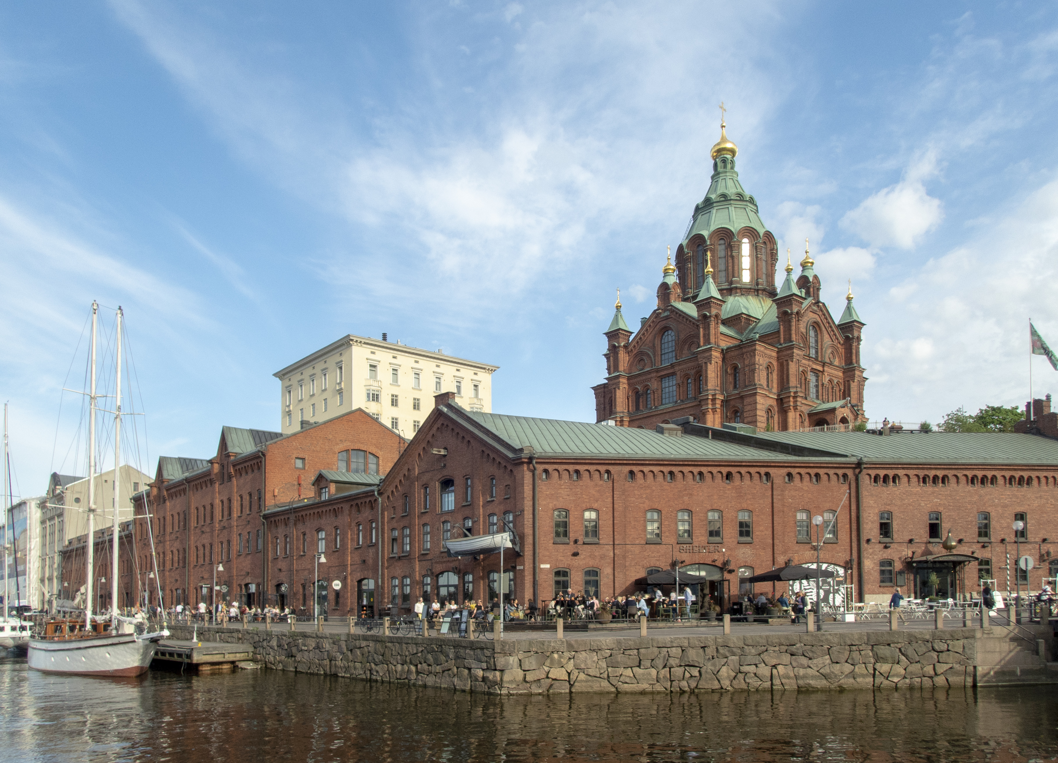 HE2 Helsinki Data Centers Equinix - HE2 — это международная бизнес-биржа Equinix™ (IBX), расположенная в 30 минутах от аэропорта Хельсинки и в 10 минутах от центра города, предлагающая полный спектр услуг по колокейшн и поддержке. HE2,