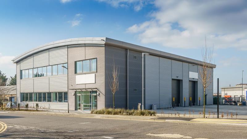 LD11x London xScale Data Centers Equinix - Совершенно новое, отдельно стоящее производственно-складское помещение с высокими техническими характеристиками, оснащенное двумя электрическими погрузочными дверями, просторным двором и полностью обо