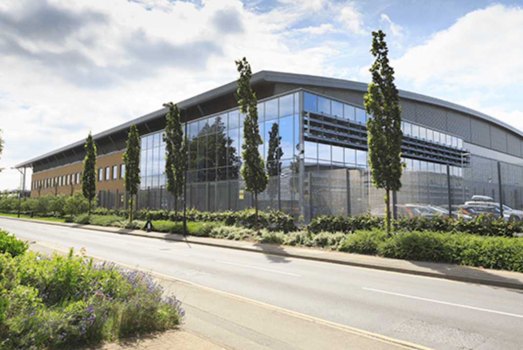 LD13x London xScale Data Centers Equinix - Лондонский центр обработки данных LD13x xScale предназначен для гипермасштабных развертываний, соединяющих облачные сервисы с кампусом в лондонском Слау. Этот центр обработки данных спроектирован с уч