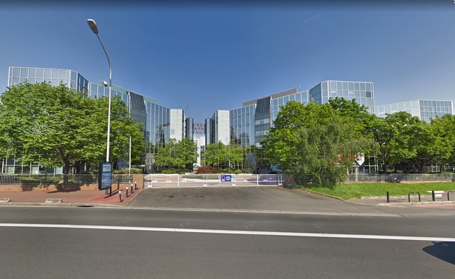 PA7 Courbevoie Data Centers Equinix - PA7 — это международная деловая биржа Equinix (IBX), расположенная в парижском Курбевуа, в непосредственной близости от делового района Парижа Ла-Дефанс. Он расположен в 20 минутах от аэропорта Шарль-