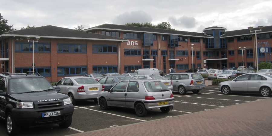 MA4 Manchester Data Centers Equinix - MA4 расположен в стратегическом месте на территории кампуса Манчестерского научного парка, в 20 минутах от аэропорта Манчестера, в 15 минутах от центра города, недалеко от MA1 и менее чем в миле от MA