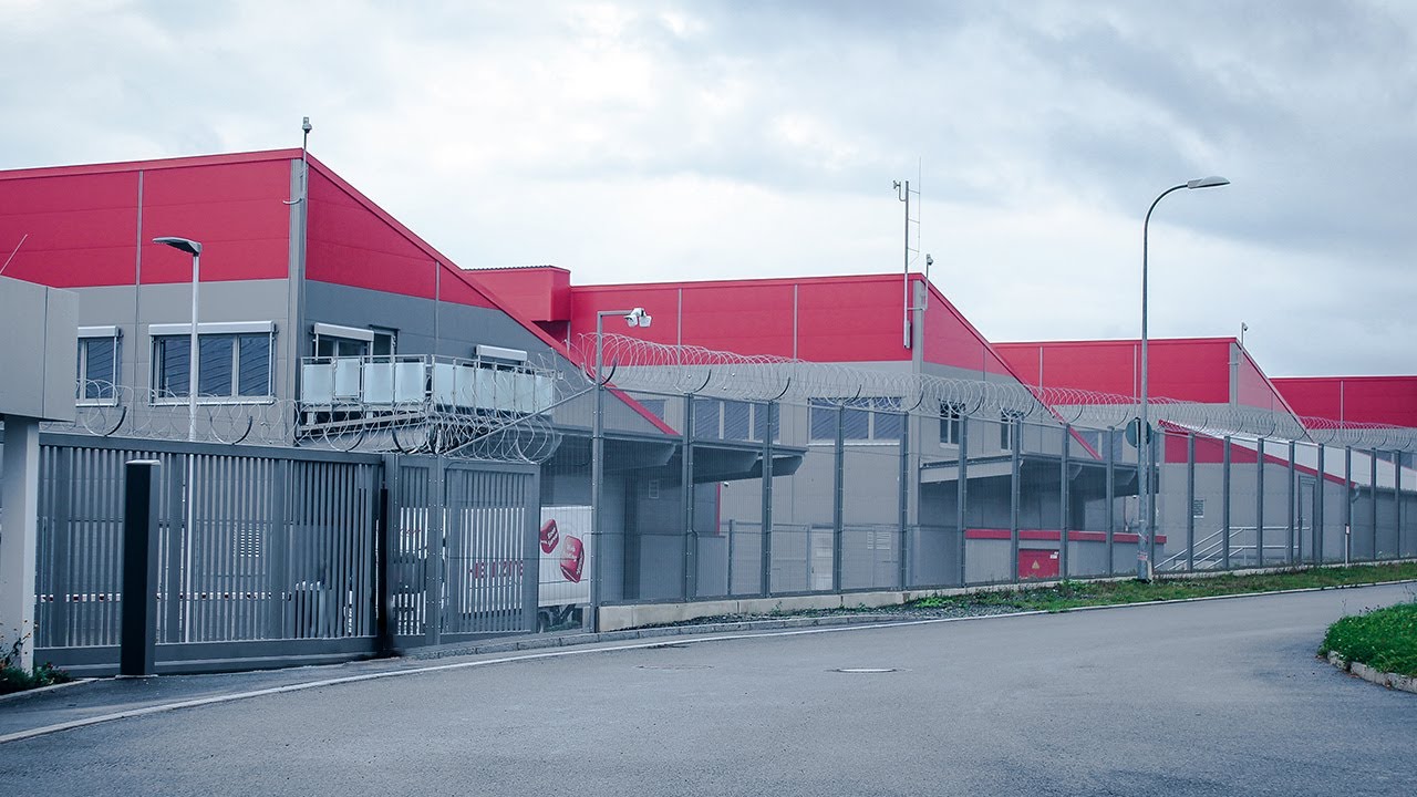 Park Nuremberg Data Centers Hetzner - Ощутите удобство нашего колокейшн-центра, сертифицированного по стандарту ISO 27001, в онлайн-центре обработки данных Hetzner в Нюрнберге. Легко добраться с юго-западной стороны и автомагистрали A73,