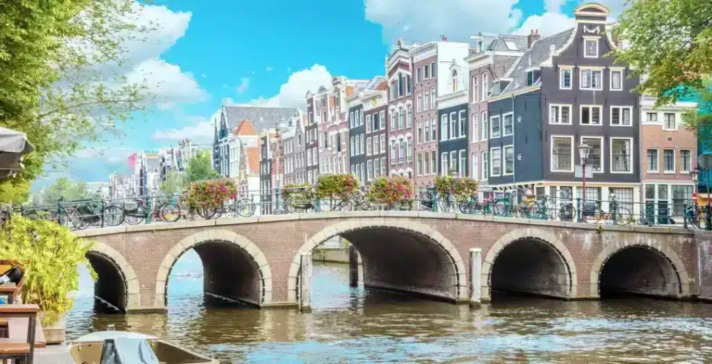 Амстердам (AMS1) - Амстердам — столица и оживлённый центр Нидерландов. Город известен своим художественным наследием, разветвлённой системой каналов («грахт») и узкими домами с остроконечными фасадами, построенными в так называемый золотой век города в XVII веке. В восточной части города находится Амстердамский научный парк и Стартап-деревня — важный центр информационных технологий, наук о жизни, химии и передовых технологий. Амстердам также является важным международным интернет-узлом. Компания nLighten, базирующаяся в Амстердаме, предлагает исключительные услуги центров обработки данных, которые удовлетворяют потребности бизнеса и укрепляют позиции города как центра технологий и инноваций.