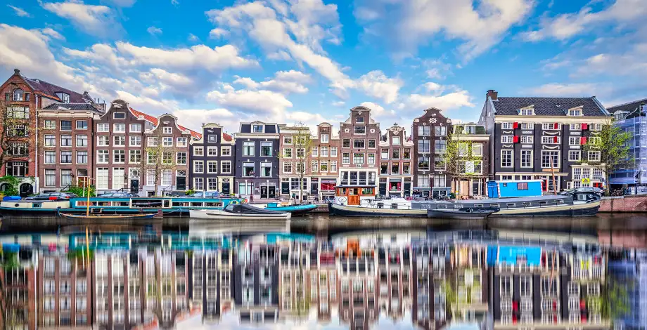 Амстердам (AMS2) - Амстердам — столица и оживлённый центр Нидерландов. Город известен своим художественным наследием, разветвлённой системой каналов («грахт») и узкими домами с остроконечными фасадами, построенными1
