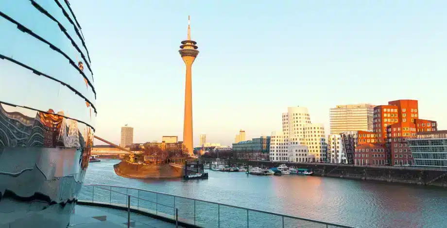 Düsseldorf - Дюссельдорф стал одним из ведущих телекоммуникационных центров Германии, где расположены штаб-квартиры немецких подразделений Vodafone и Telefonica, а также нескольких других телекоммуникационных комп